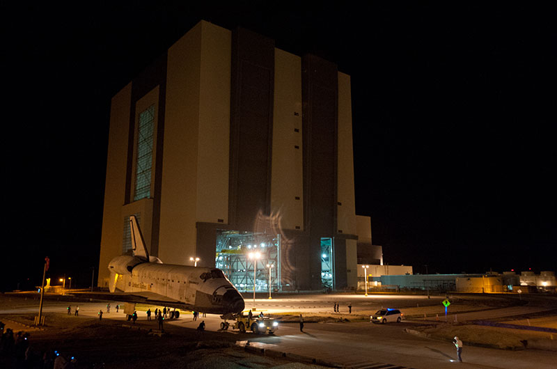 Space shuttle Discovery returns to runway for ride to Smithsonian