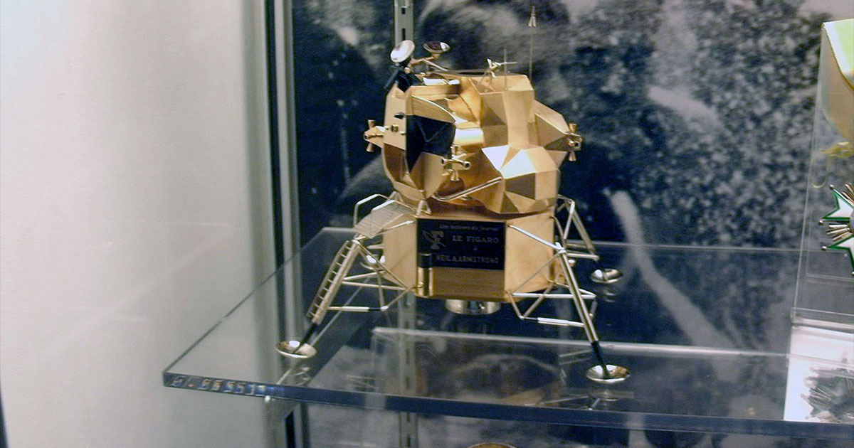 Neil Armstrong's gold Apollo lunar module model stolen from Ohio