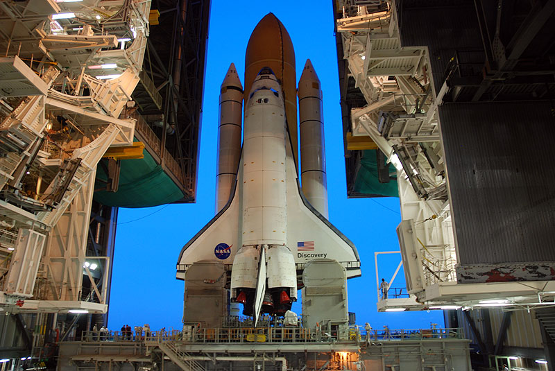 Space shuttle Discovery makes last trip to launch pad