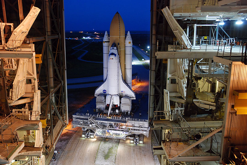 Space shuttle Discovery makes last trip to launch pad