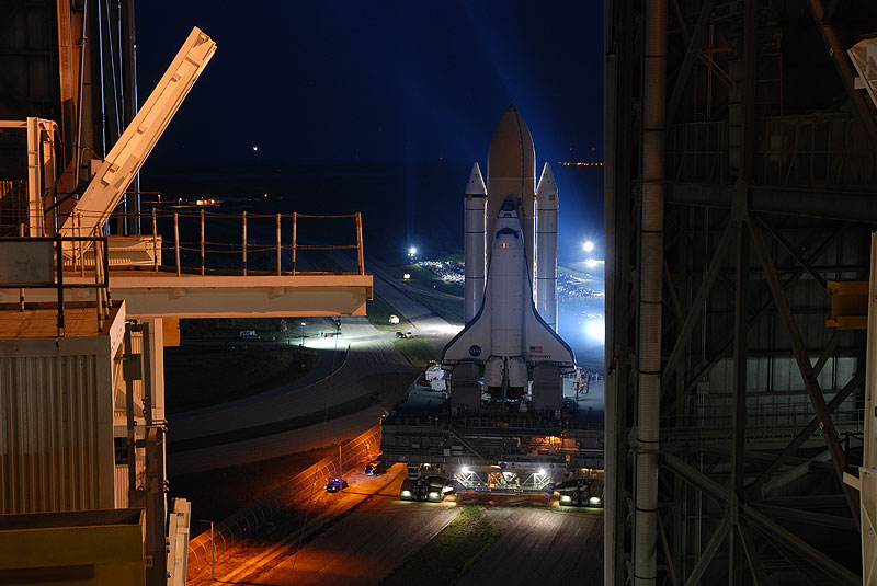 Space shuttle Discovery makes last trip to launch pad