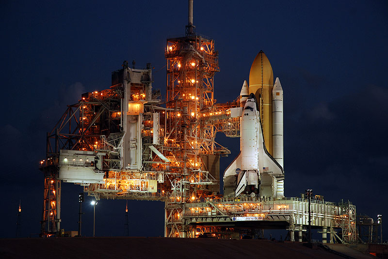 Space shuttle Discovery makes last trip to launch pad