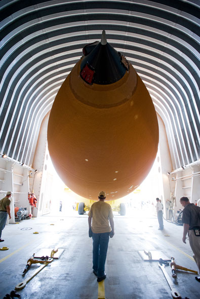 Space shuttle's final fuel tank arrives at launch site