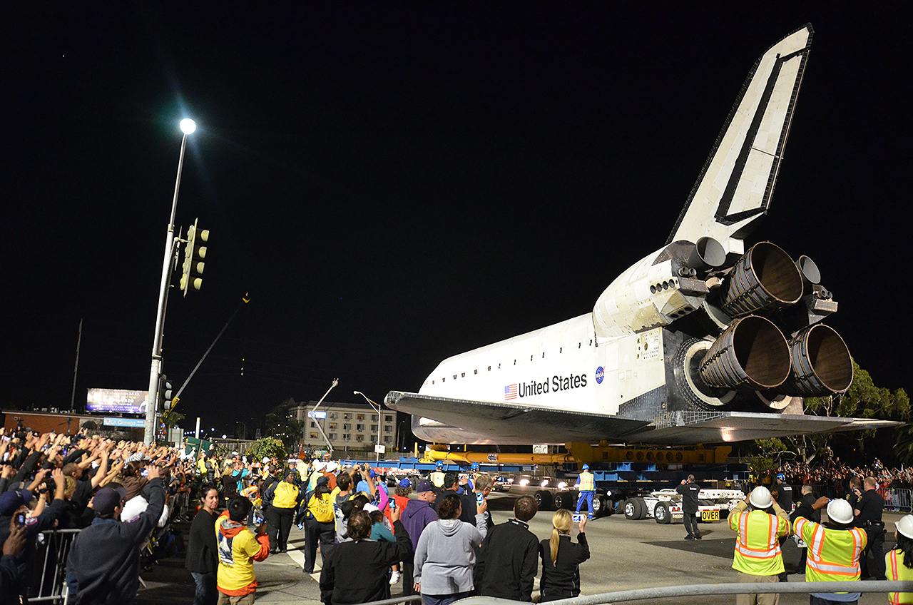 809 New Look Toyota tundra pulling space shuttle commercial for Collection