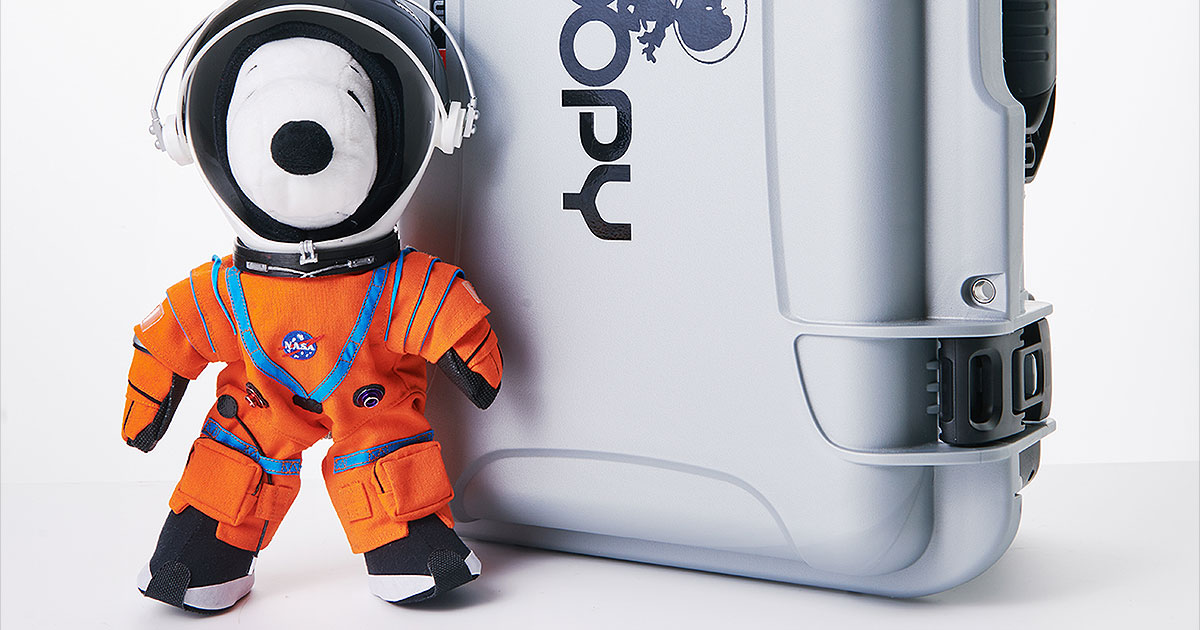Snoopy vola a bordo della missione Artemis I della NASA indossando una tuta spaziale unica