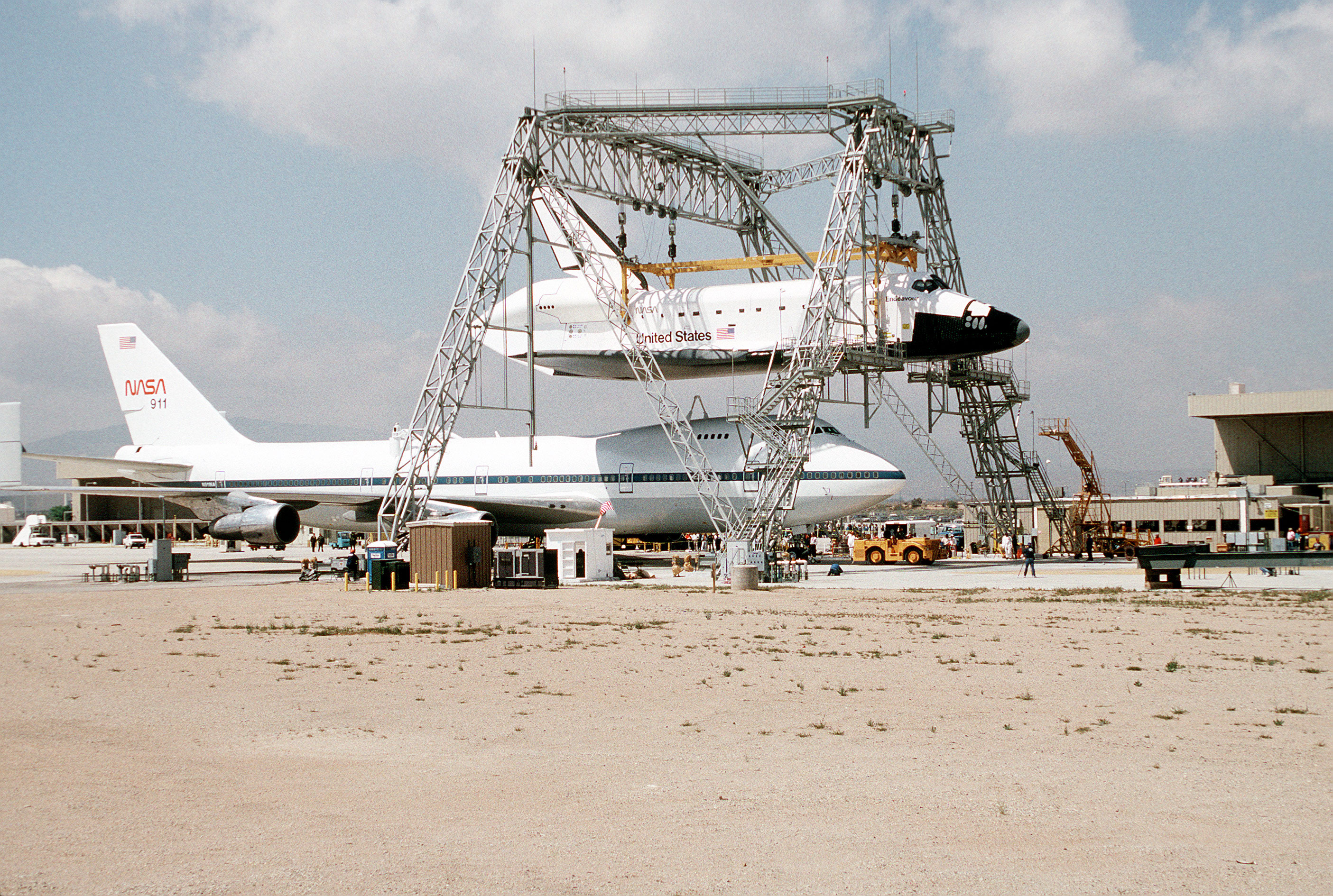 Orbiter Lifting Fixture at Palmdale (Plant 42) - collectSPACE: Messages